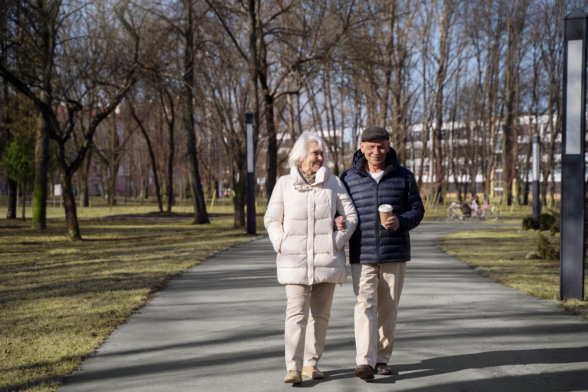 Una pareja de ancianos paseando