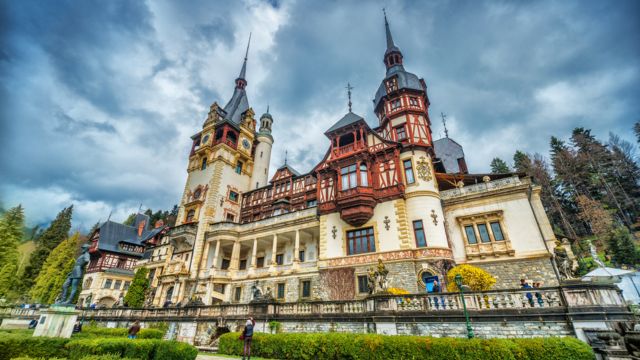 Fachada del palacio de Peles en Sinaia. (Foto: iStock)