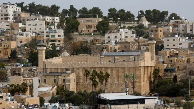 La Tumba de los Patriarcas, también conocida como la Mezquita de Ibrahim, en la ciudad vieja de Hebrón, en la Cisjordania ocupada (9 de febrero de 2026).