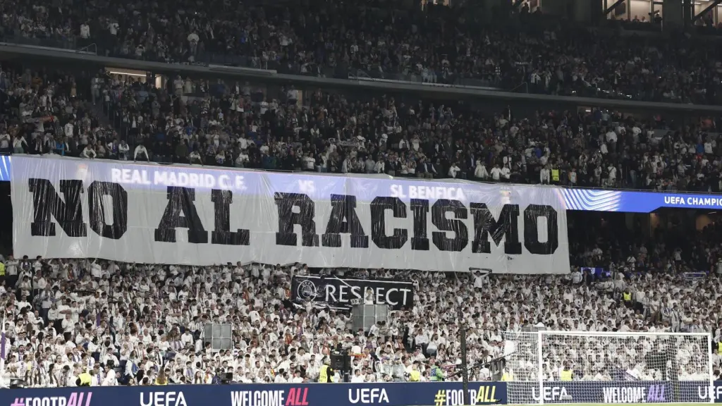 La pancarta contra el racismo en el Bernabéu antes del Real Madrid - Benfica