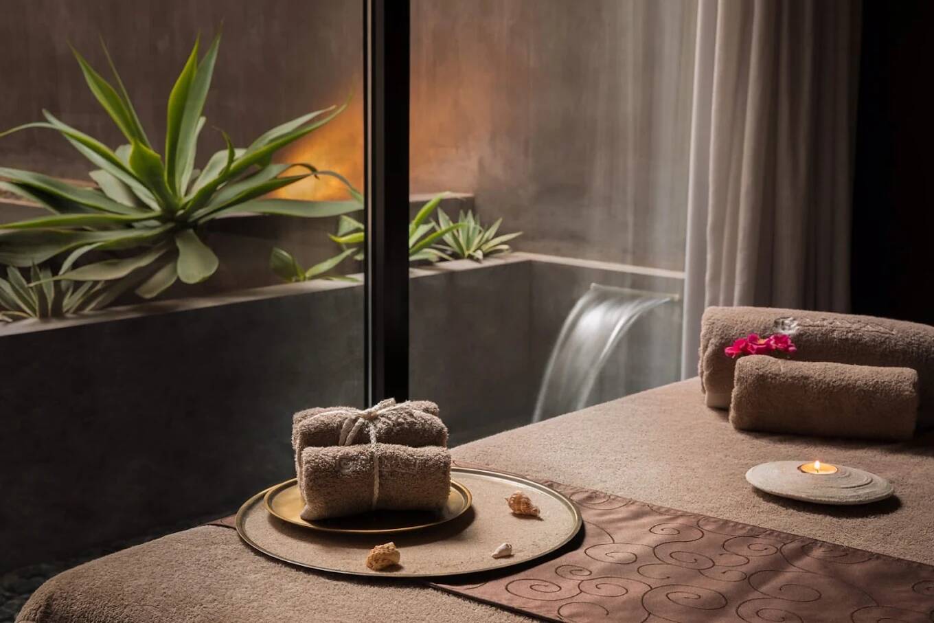 Foto: Zona de tratamiento ambientada con luz tenue y vegetación en este spa de autor de Barcelona. (Google)
