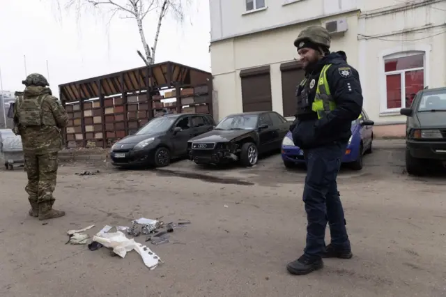 Policía en el lugar del ataque con un dron ruso tipo Molniya contra una zona residencial y un aparcamiento de la ciudad el 25 de enero de 2025 en Járkov, Ucrania.