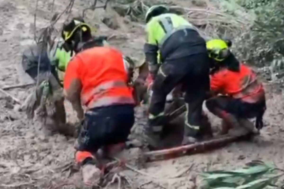 Imagen del rescate de una persona del barro en Gaucín (Málaga)