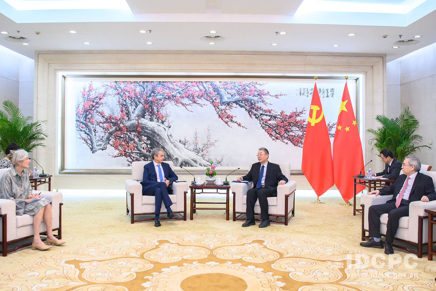 José Luis Rodríguez Zapatero con Ma Hui, viceministro del PCCh, en una reunión en 2024.