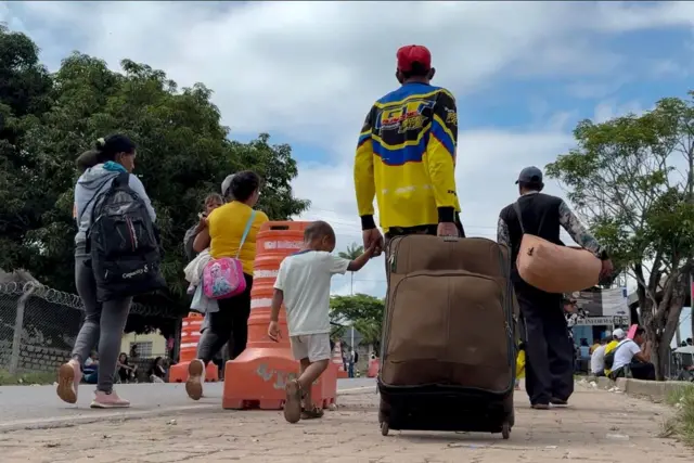 Refugiados venezolanos caminan tras cruzar la frontera entre Venezuela y Brasil en la ciudad de Pacaraima, estado de Roraima, Brasil, el 13 de septiembre de 2024.