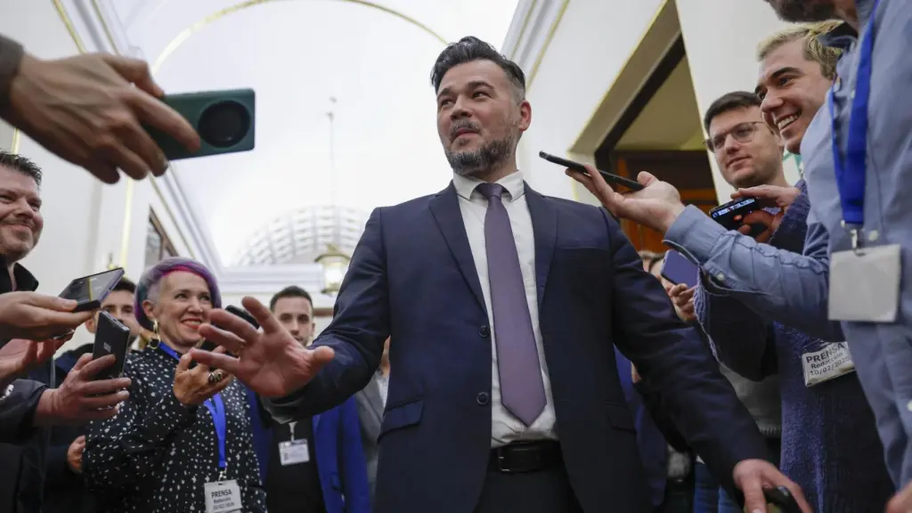El portavoz de ERC, Gabriel Rufián, atiende a la prensa durante el pleno del Congreso de los Diputados, este martes en Madrid