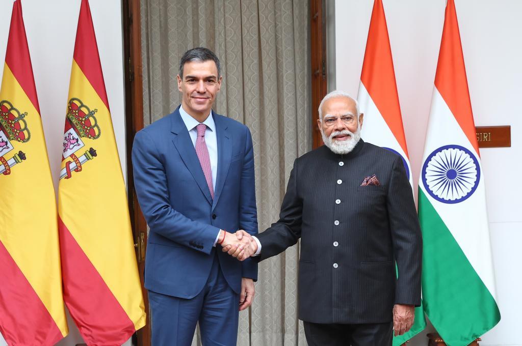 Pedro Sánchez saluda al primer ministro indio, Narendra Modi, este miércoles, en Nueva Delhi.