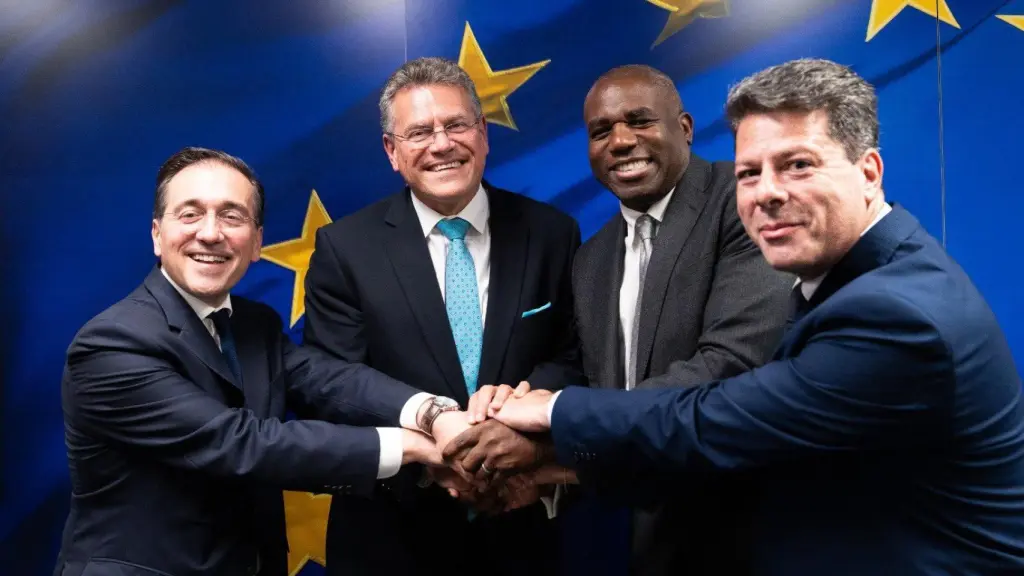 El ministro de Exteriores, José Manuel Albares; el comisario Maros Sefcovic; el viceprimer ministro británico, David Lammy; y el ministro principal de Gibraltar, Fabian Picardo, el día del acuerdo.