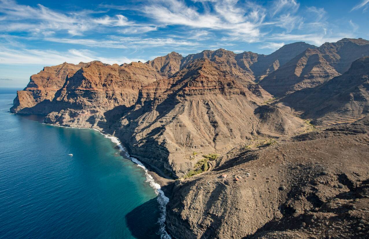 Foto: Acantilados volcánicos y calas vírgenes dibujan uno de los paisajes más salvajes y mejor conservados del archipiélago canario. (viveunescograncanaria.com)