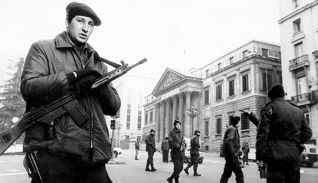 Varios agentes de Policía hacen guardia ante el Congreso el 24 de febrero de 1981.