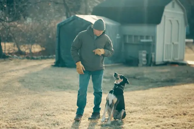 Greg Squire paseando con su perro cerca de su casa. 