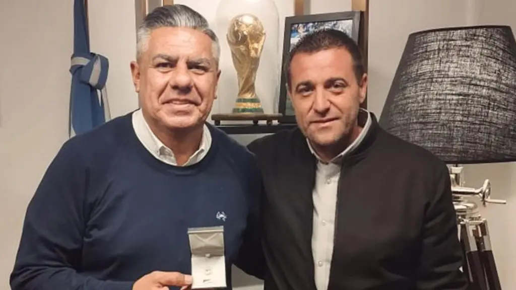 Chiqui Tapia y Pablo Toviggino, en una imagen de archivo, con una réplica de la Copa del Mundo de fondo