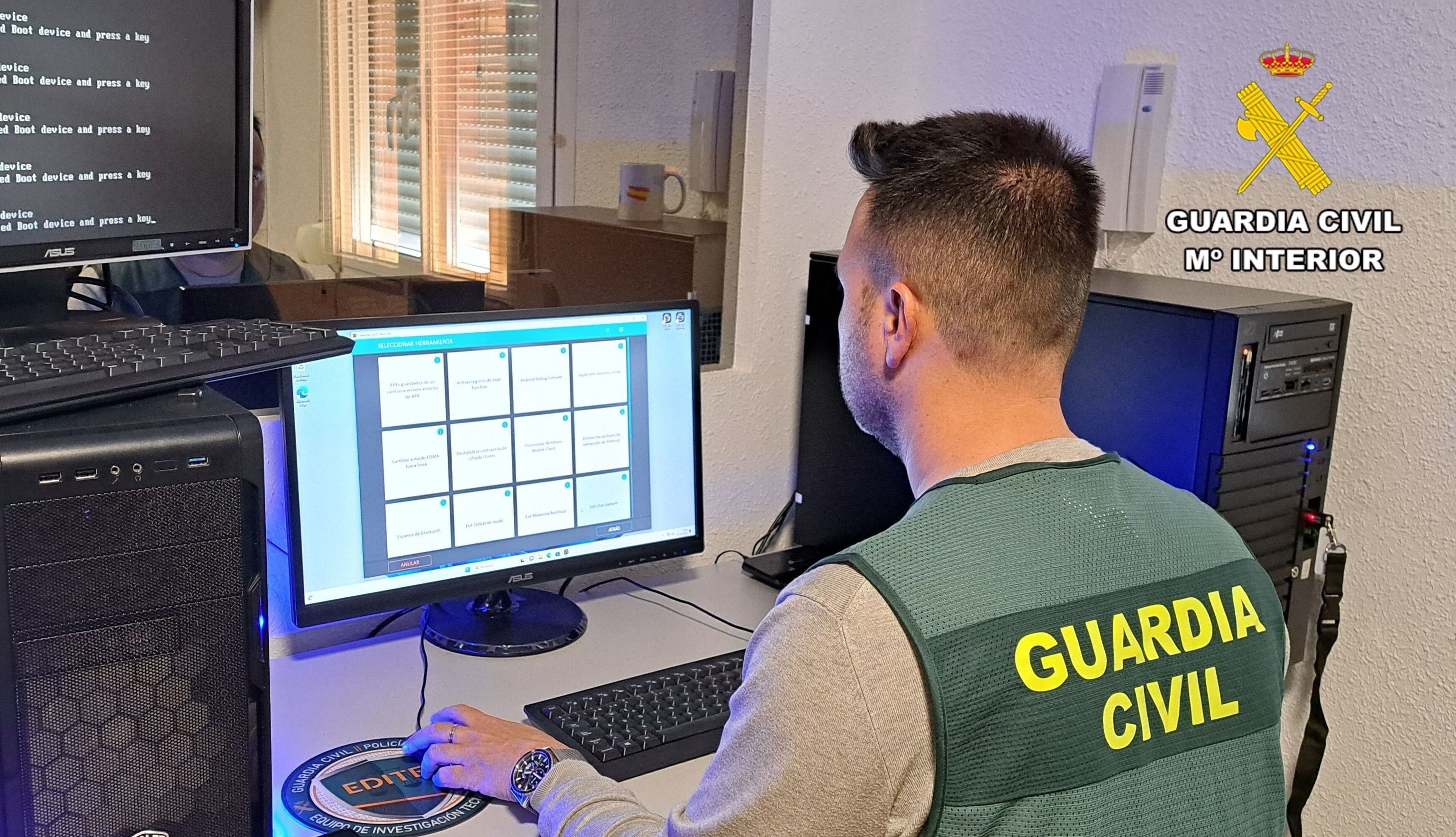 Un guardia civil en una investigación.