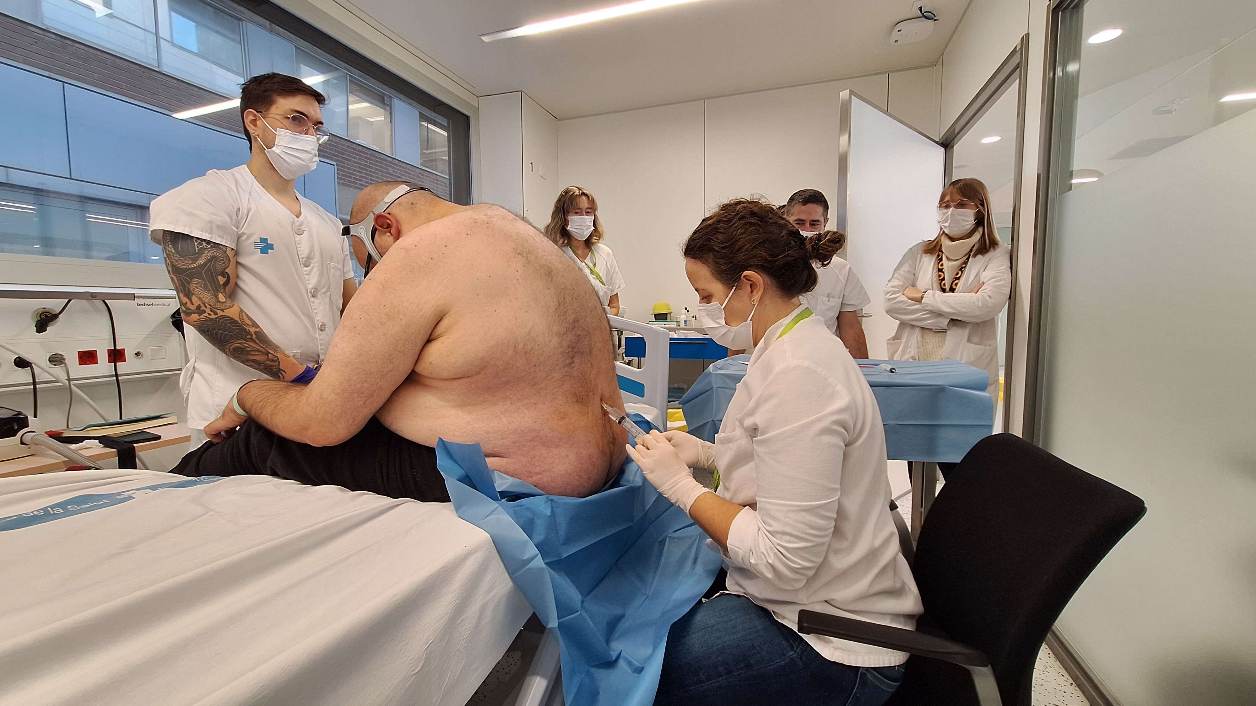 Foto: Administración del fármaco en el hospital Germans Trias. (Generalitat de Cataluña)