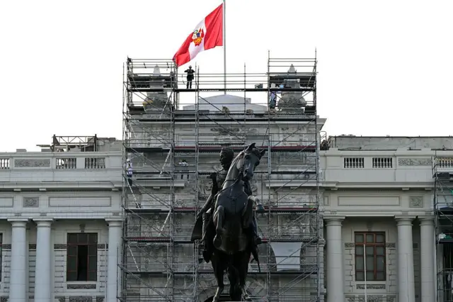 Fachada en obras de la sede del Congreso de Perú y el monumento ecuestre a su frente. 