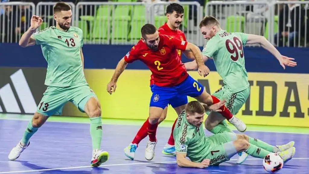 Cecilio, rodeado de contrincantes en la Eurocopa.
