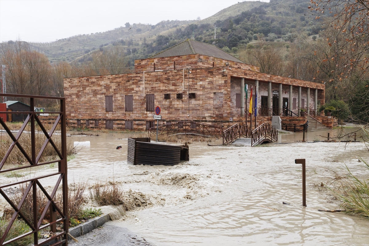 El río Aguas Blancas desbordado