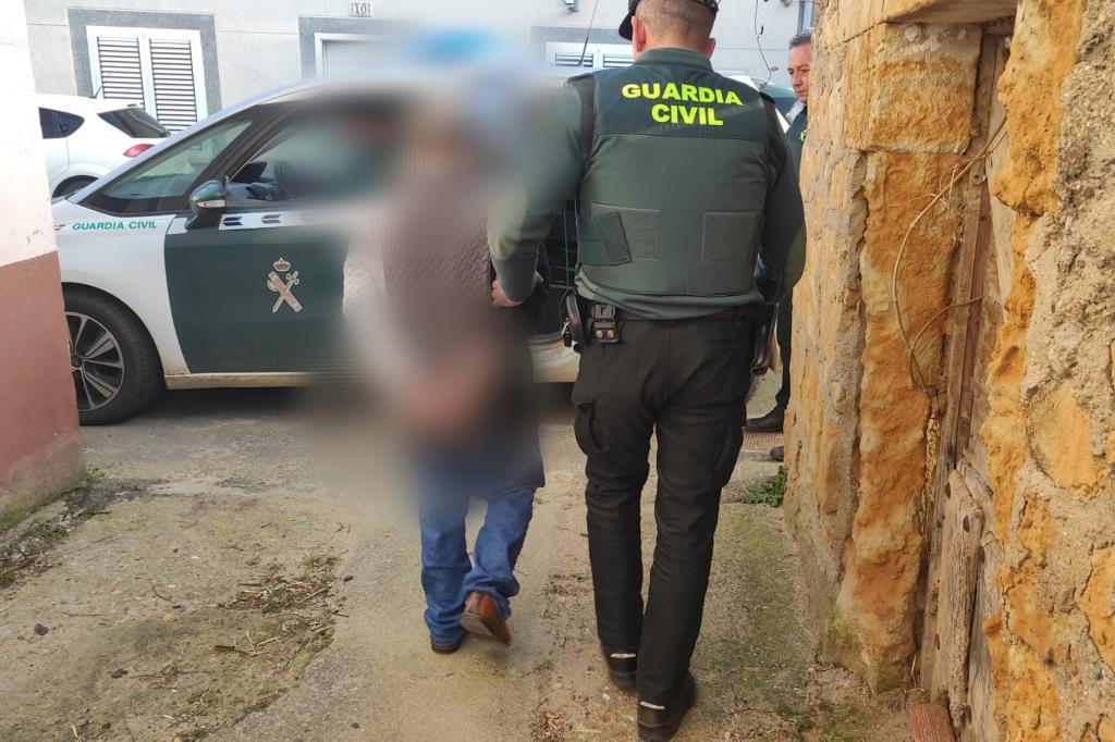 La Guardia Civil, el domingo, con el hombre detenido