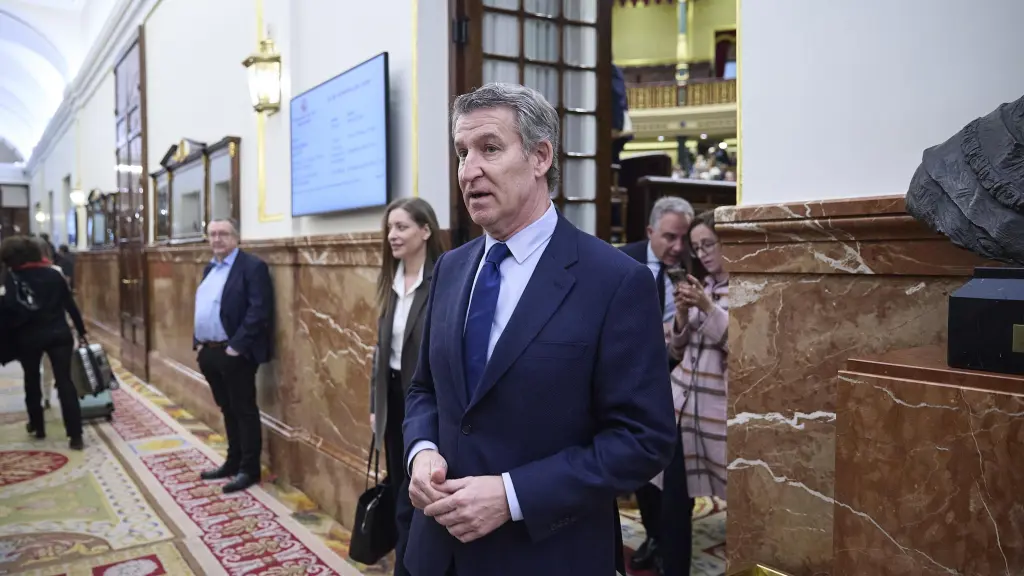 El presidente del PP, Alberto Núñez Feijóo, a su salida del pleno del Congreso de los Diputados.