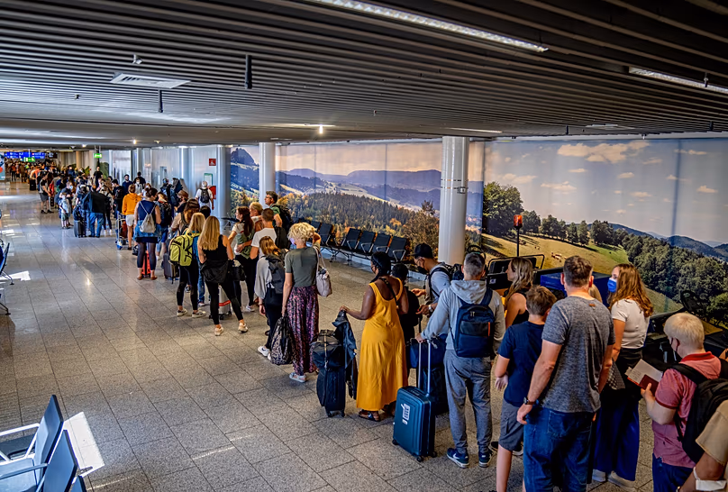 Personas hacen fila frente al control de seguridad en el aeropuerto internacional de Frankfurt, Alemania, sábado 2 de julio de 2022
