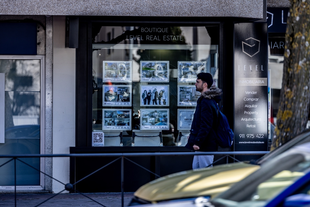 Fachada de una inmobiliaria en