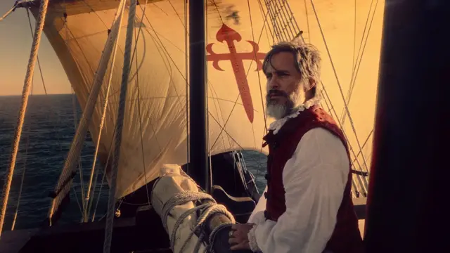 Escena de la película, con Magallanes a bordo de su barco