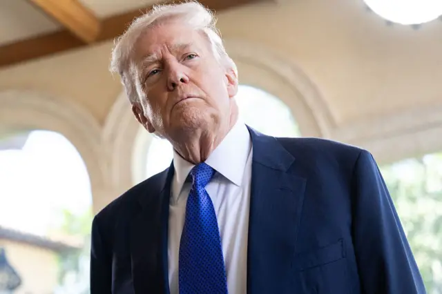 El presidente estadounidense, Donald Trump, habla con la prensa en Mar-a-Lago, Palm Beach, Florida.