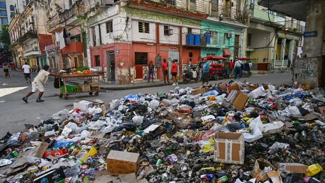 Montañas de basura se acumulan en la esquina de uno de los barrios más turísticos de la capital cubana