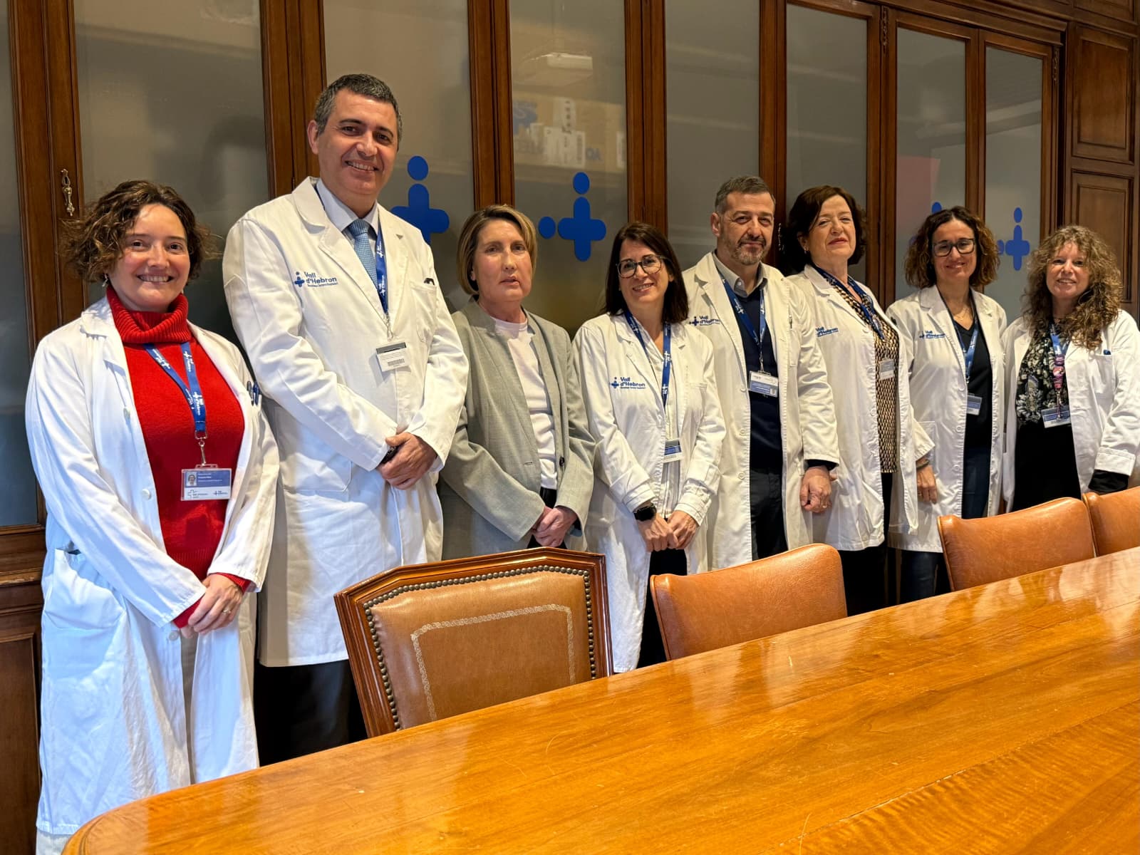 La paciente con el equipo médico. (Hospital Universitario Vall d’Hebron)