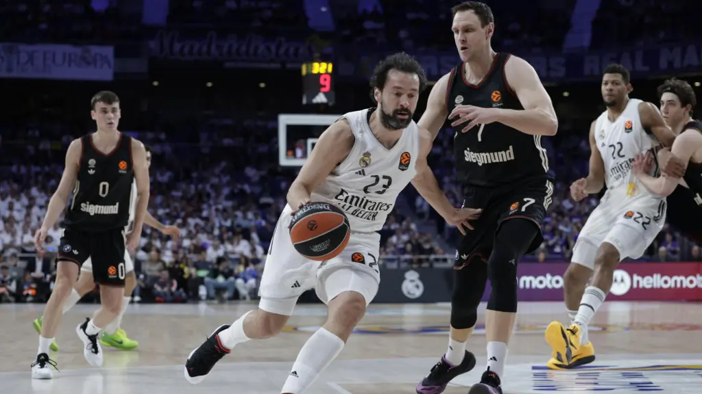 Llull se marcha en carrera con el balón en su poder.