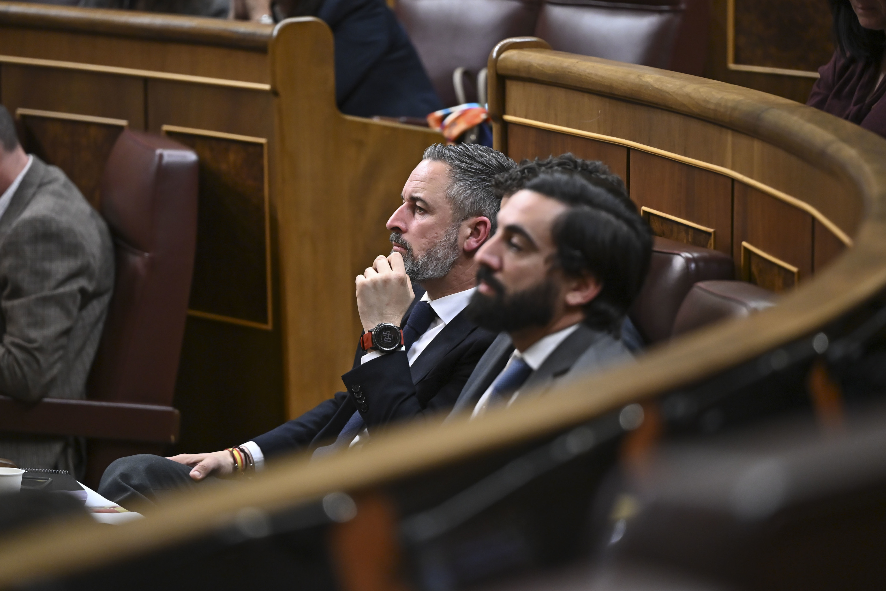 El presidente de Vox, Santiago Abascal, y el diputado Jacobo Robatto, este martes en el hemiciclo del Congreso