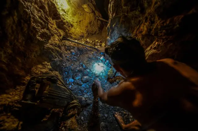 Un venezolano extrayendo oro en una mina en el estado Bolívar.