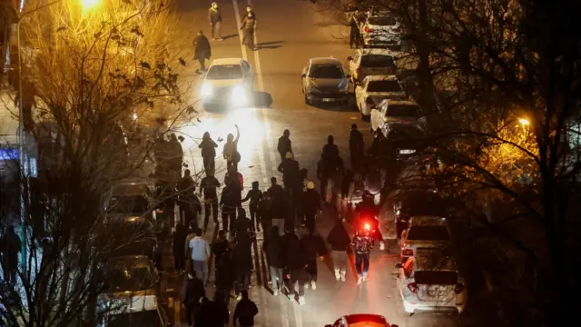 Los iraníes protestan en una calle de Teherán, Irán (8 de enero de 2026).