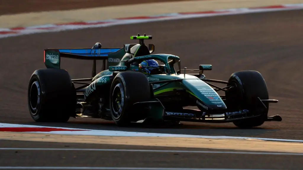 Fernando Alonso rueda con el AMR26 en la segunda jornada de los test de Baréin