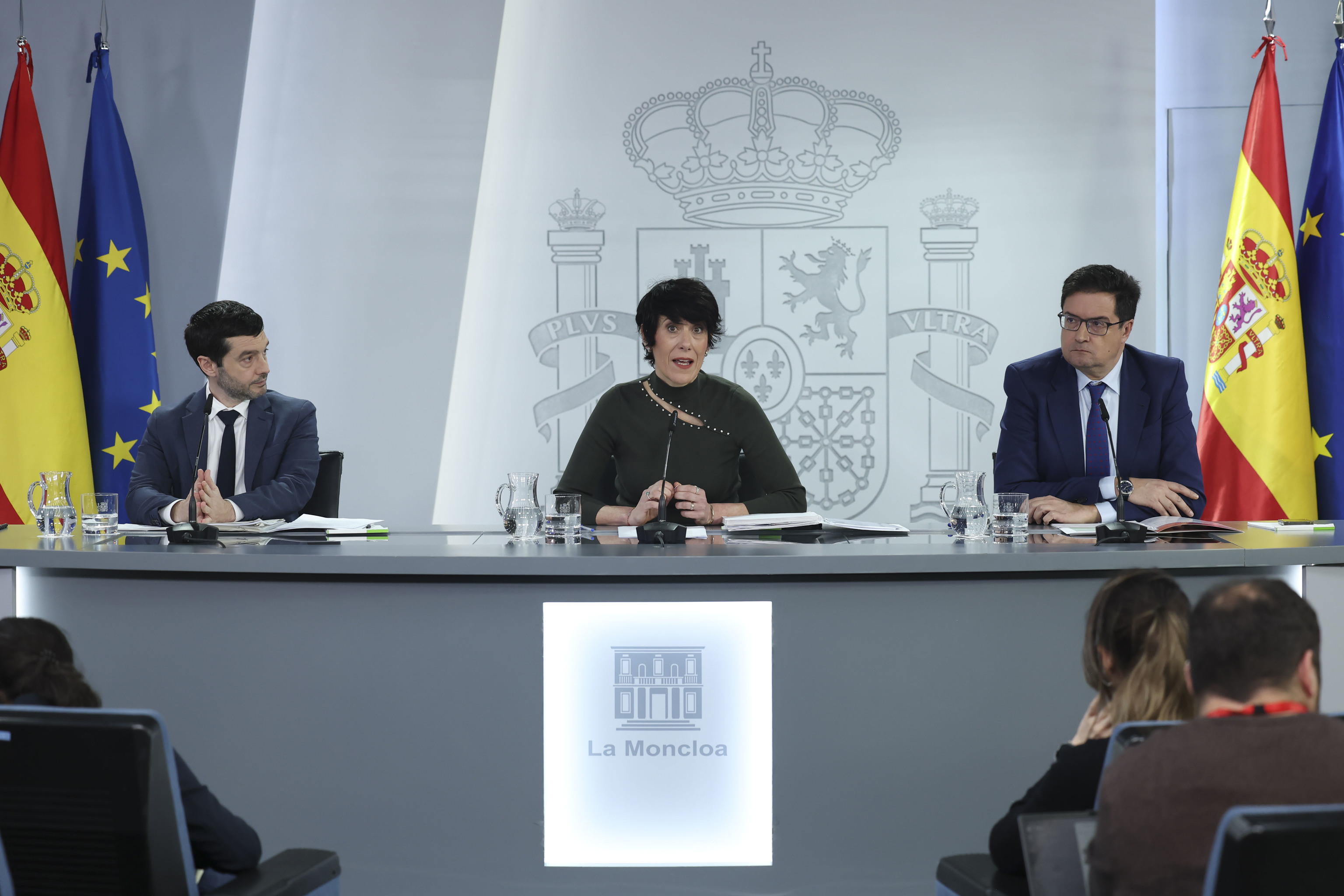 La ministra portavoz del Gobierno, Elma Saiz, entre los ministros Pablo Bustinduy y Óscar López.