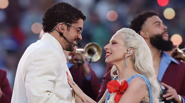 Bad Bunny junto a Lady Gaga en el concierto del Super Bowl