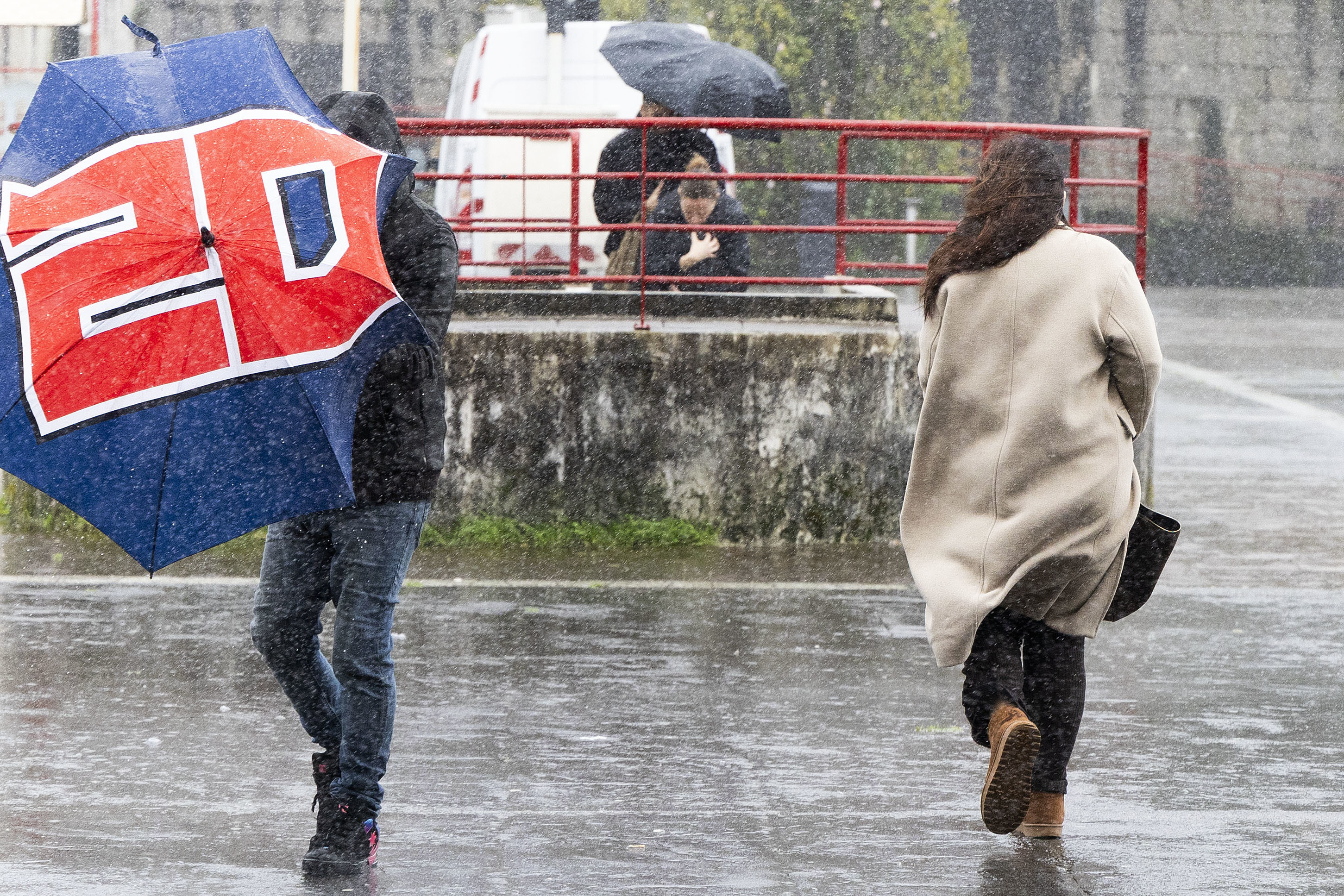 Lluvia intensa en una calle de Vigo.