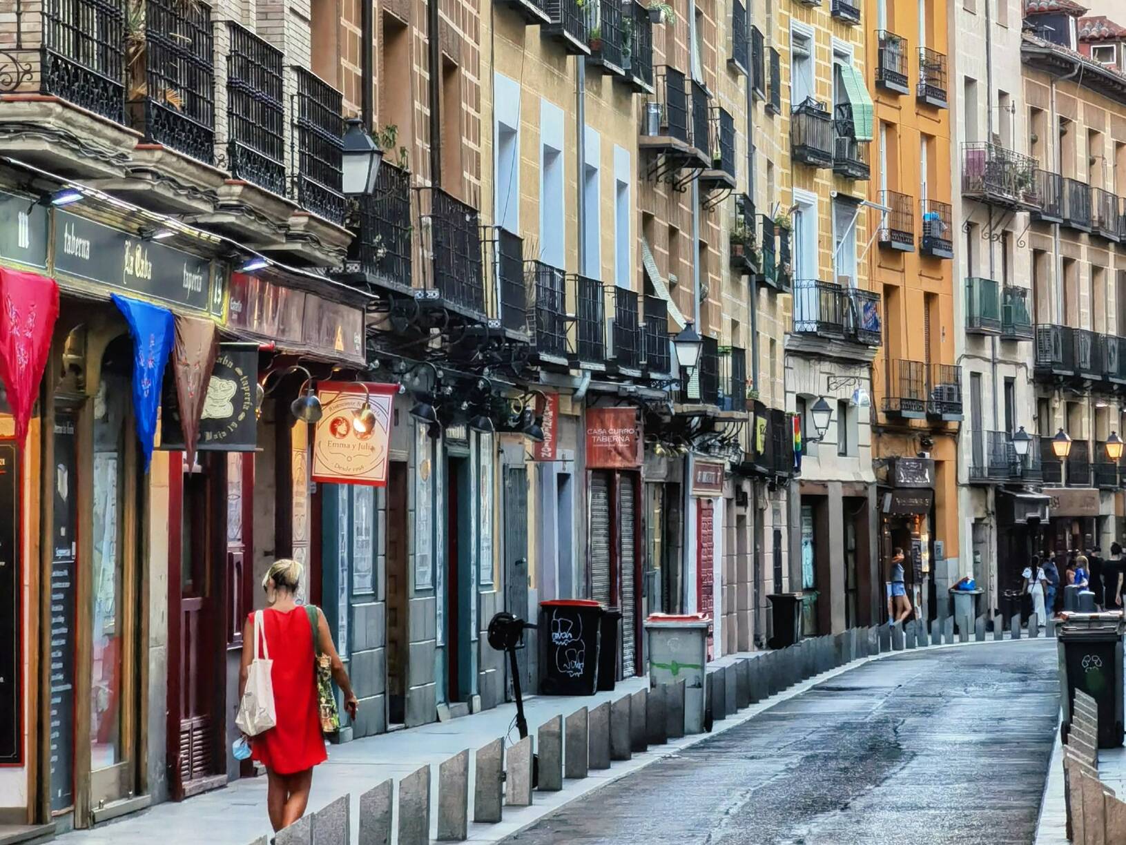 Foto: Imagen de la calle situada en pleno Madrid de los Austrias, un entorno histórico marcado por edificios tradicionales y una animada vida hostelera. (Extraída de X)