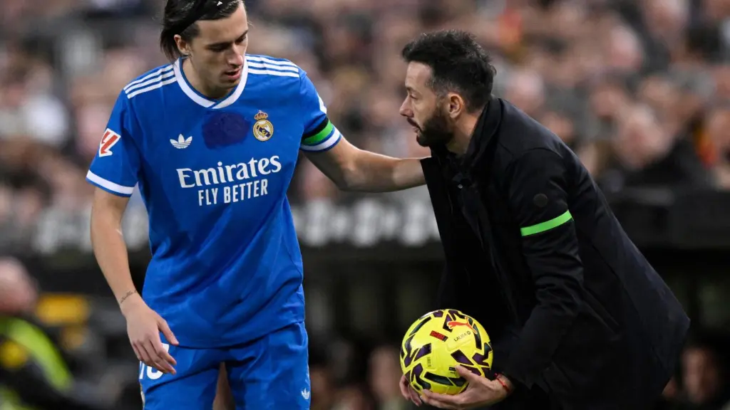 Carreras recoge un balón de las manos de Corberán.