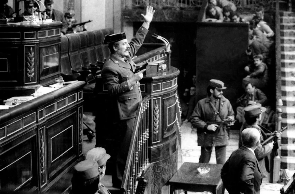 El teniente coronel Tejero irrumpe en el Congreso de los Diputados durante la investidura de Calvo Sotelo, dando inicio al golpe de Estado.