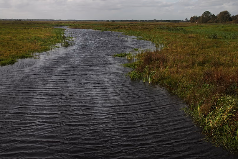 Sistema de drenaje anti-inundaciones en Roderwolde, Países Bajos, recogiendo agua intensa y dirigiéndola al Mar del Norte