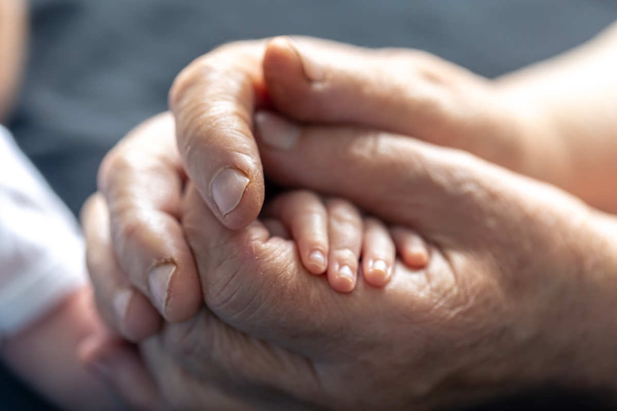 Una abuela sosteniendo la mano