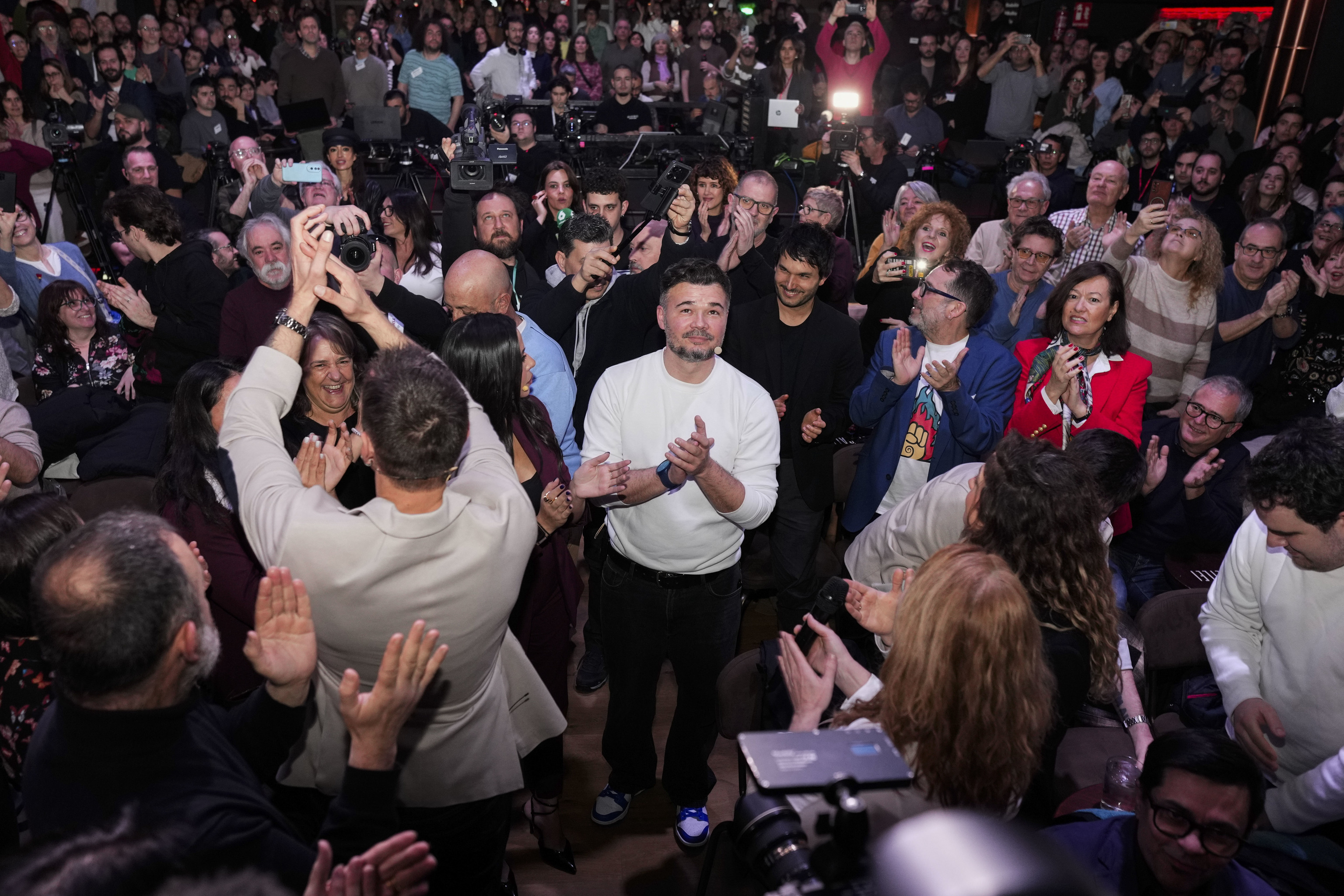 Gabriel Rufián durante el acto celebrado en la Asamblea madrileña junto al portavoz adjunto de Más Madrid, Emilio Delgado.