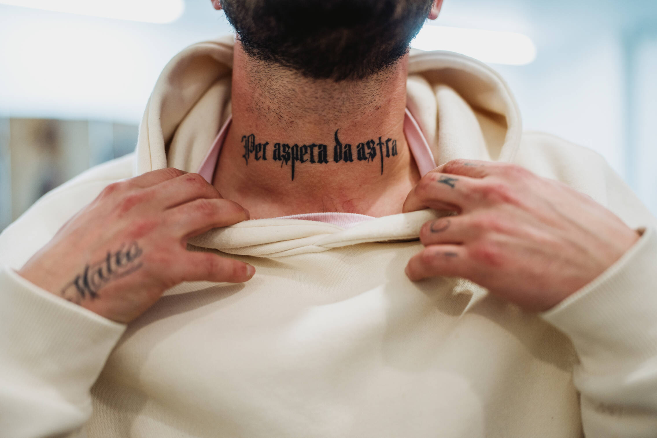 Héctor muestra uno de sus tatuajes, donde se lee: 'Per aspera ad astra'. (J. I. R.)