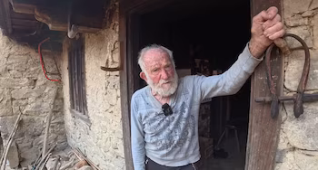 Vive en una cabaña en