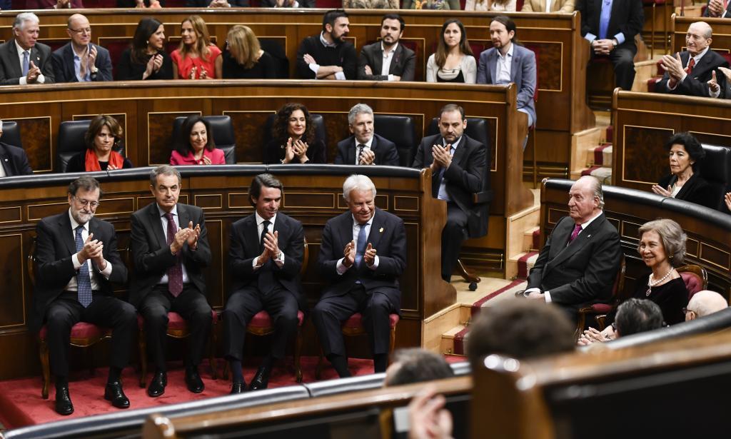 Rajoy, Zapatero, Aznar y González junto al Rey emérito y la Reina Sofía en el 40 aniversario de la Constitución.