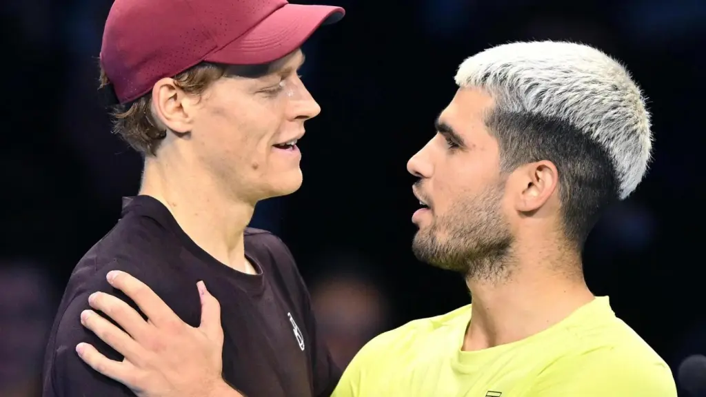 Jannik Sinner y Carlos Alcaraz se saludan tras la final en Turín