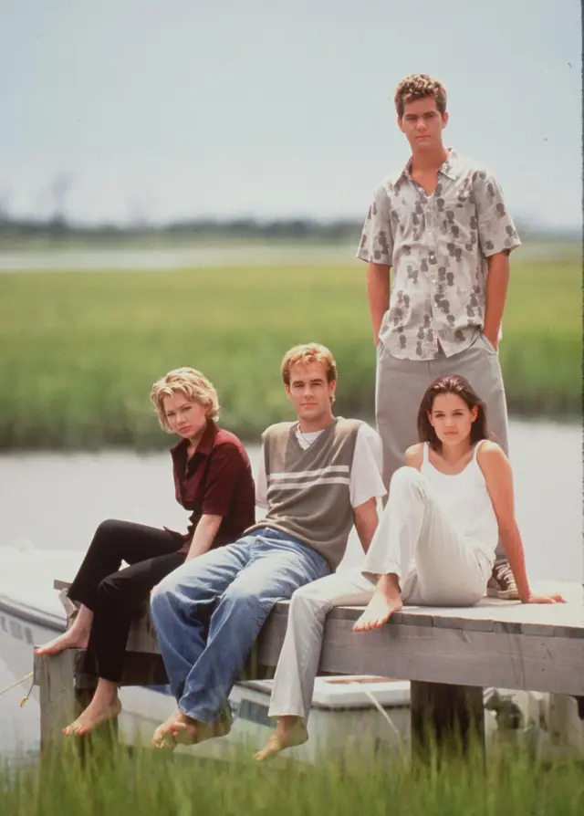 Michelle Williams, James Van Der Beek, Katie Holmes y Joshua Jackson en un muelle en 1998.