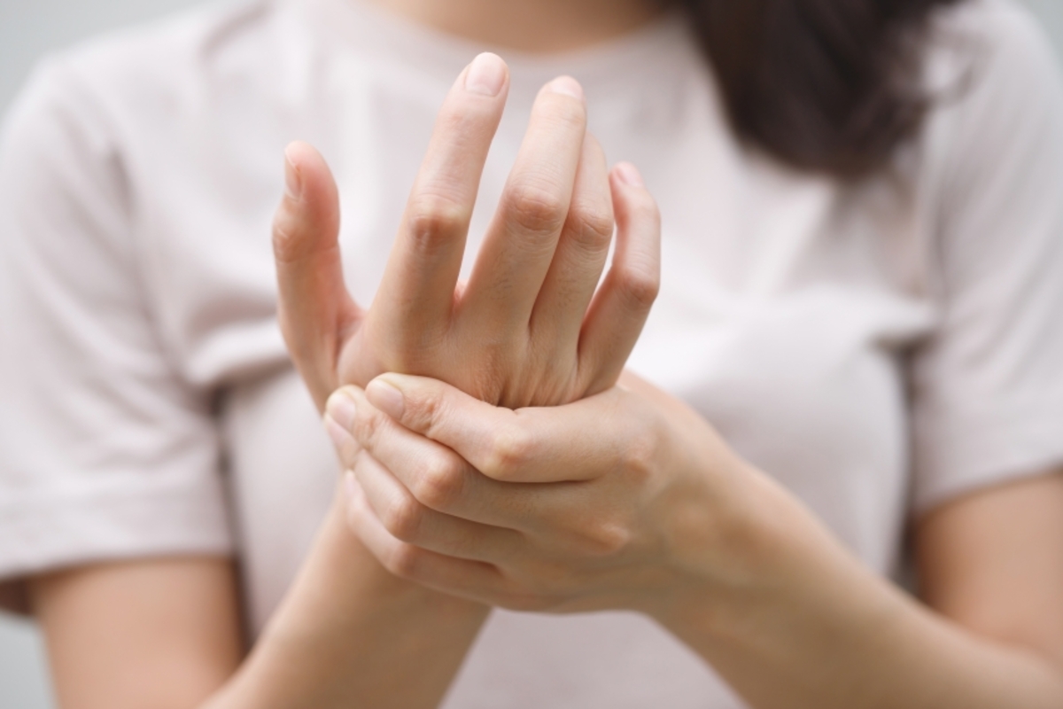 Una mujer con dolor en