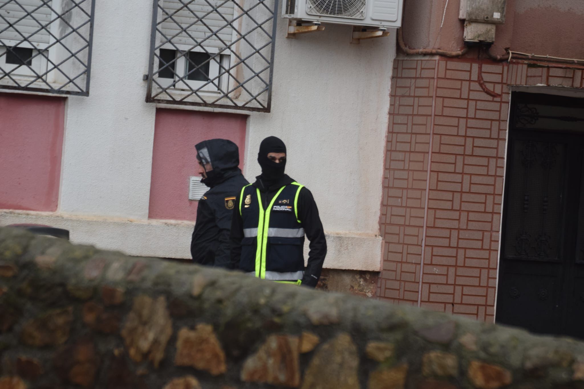 Agentes de la Policía Nacional, durante la operación.